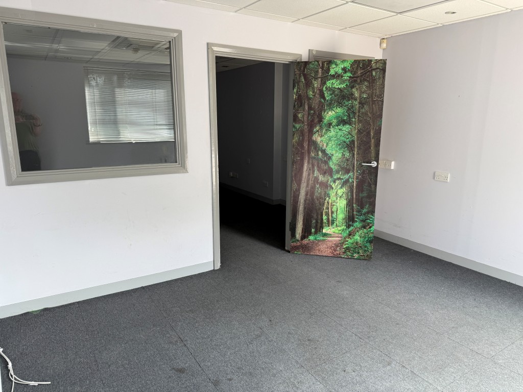 Lot: 11 - DETACHED PROPERTY ARRANGED AS OFFICES AND GARAGES WITH POTENTIAL - GF front office 3